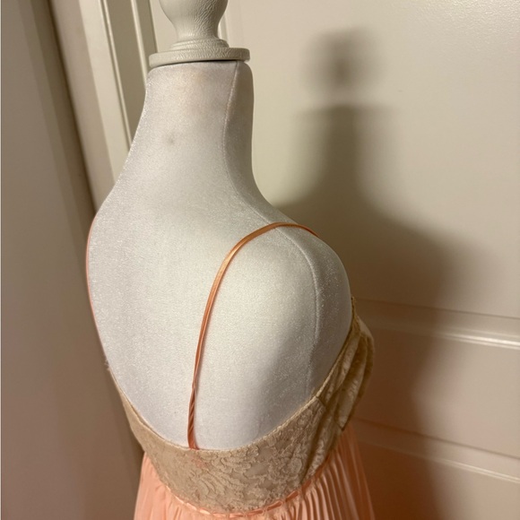 Elegant Peach Lace and Nylon Vintage Nightgown - Picture 4 of 12